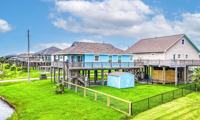 Crystal Beach House | Blue Seagull: 2 BR, 2 BA in Crystal Beach, Sleeps 7