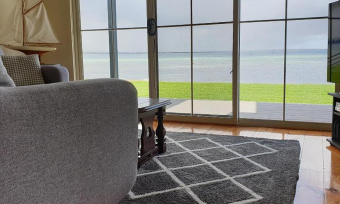 Tumby Bay House | Blue Seas - Beach Front Living