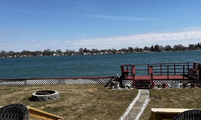 Clyde House | Blue Water Bungalow :Fall Foliage and Riverfront Views Newly LIsted 2025!