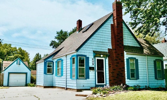 Hutchinson House | Bluebird Cottage, walking distance to fairgrounds