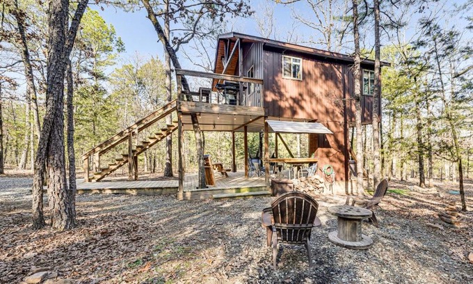 Whitesboro Apartment | Bluebird Treehouse Near Kiamichi Mtns with Hot Tub