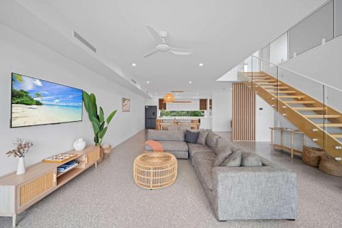 Bokarina House | Bluebird Villa - 3min Stroll to Bokarina Beach