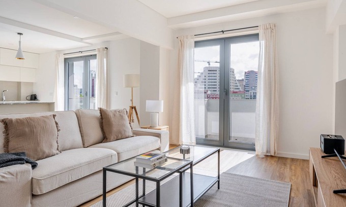 Casal da Ladeira Apartment | Blueground | Alvalade, balcony, nr Campo Pequeno