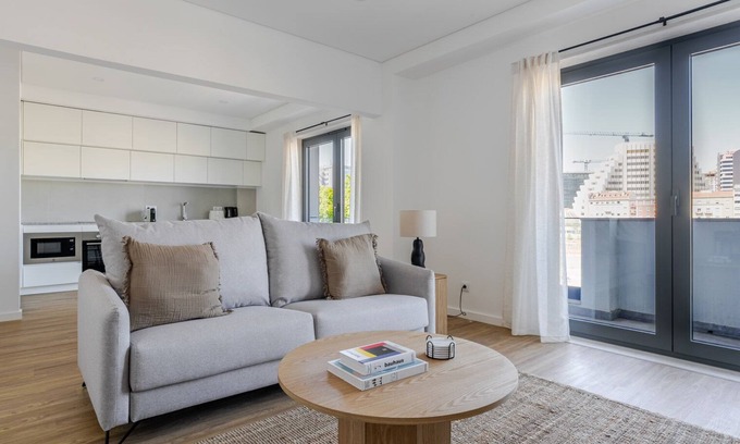 Casal da Ladeira Apartment | Blueground | Alvalade, balcony, nr Campo Pequeno