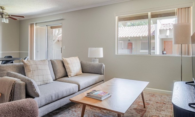 Campbell Apartment | Blueground | Campbell, pool, nr Campbell Park