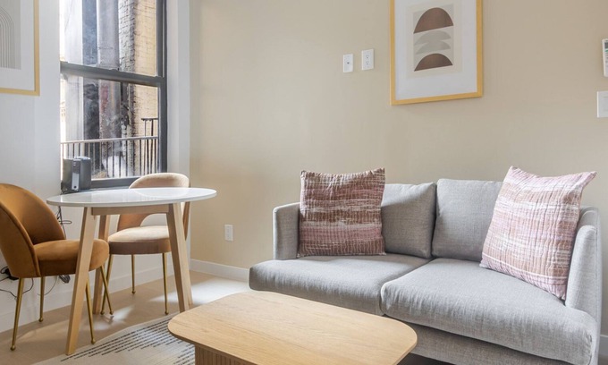 Chinatown Apartment | Blueground | Chinatown, washer, nr City Hall