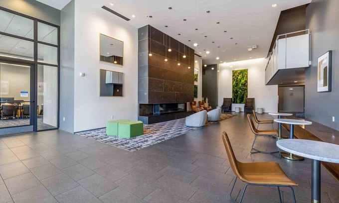 Brighton Apartment | Blueground | Columbia City, gym & w/d, nr parks