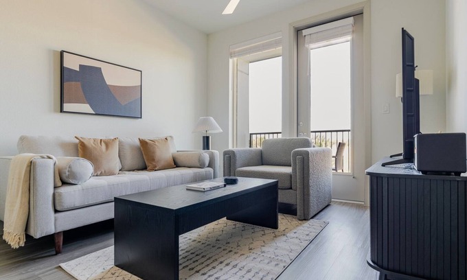 Del Valle Apartment | Blueground | Del Valle, pool, nr McKinney Falls