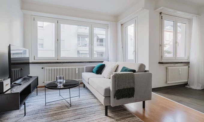 Iselin Apartment | Blueground | Iselin, balcony, elev, w/d