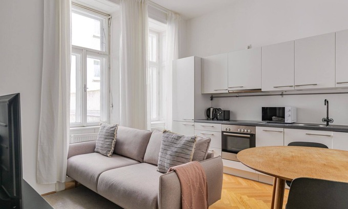 Schottenfeld Apartment | Blueground | Neubau, washer/dryer, nr Museum