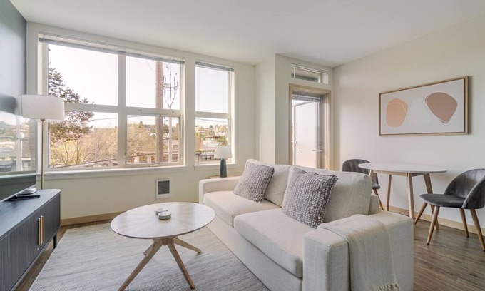 Wallingford Apartment | Blueground | Northlake, w/d, nr Gas Works Park
