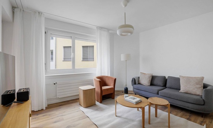 Oerlikon Apartment | Blueground | Oerlikon, balcony & w/d, nr market