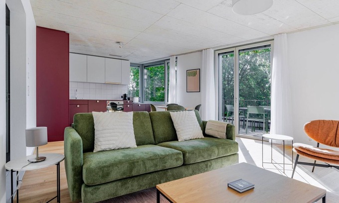 Center Apartment | Blueground | Saatlen, balcony, nr Stadtpark