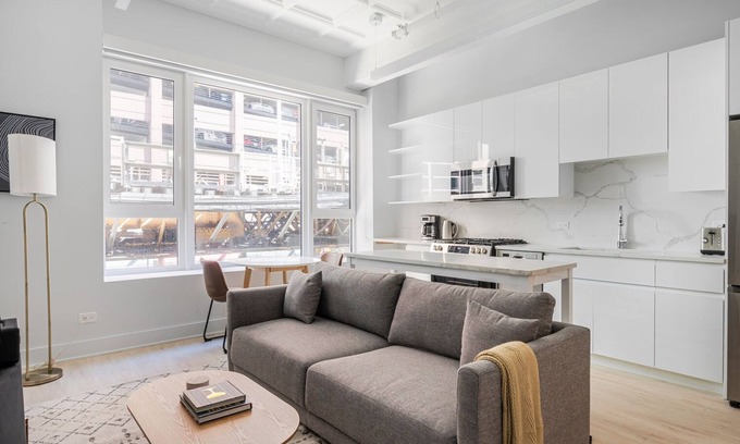 Downtown Chicago Apartment | Blueground | The Loop, elevator, nr Willis Tower