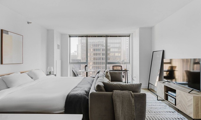 Downtown Chicago Apartment | Blueground | The Loop, pool & gym, nr park