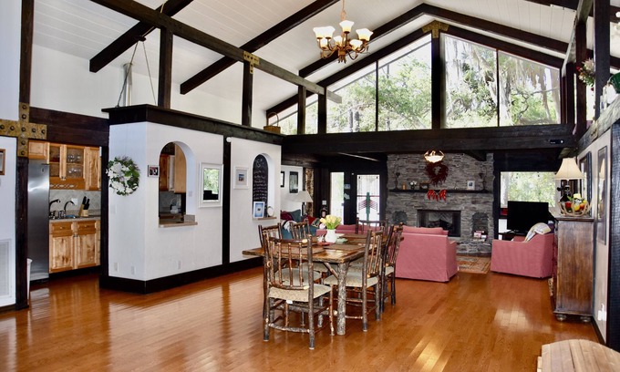 Homosassa House | BlueMoon lodge. Resort style getaway on the water. Close to everything 40 acre.