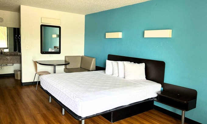 Beeville Hotel | Blueway Inn Beeville Extended Stay