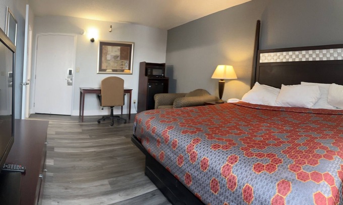 Roseville Hotel | Blueway Inn & Suites Roseville - Deluxe 1 King Bed Non-Smoking