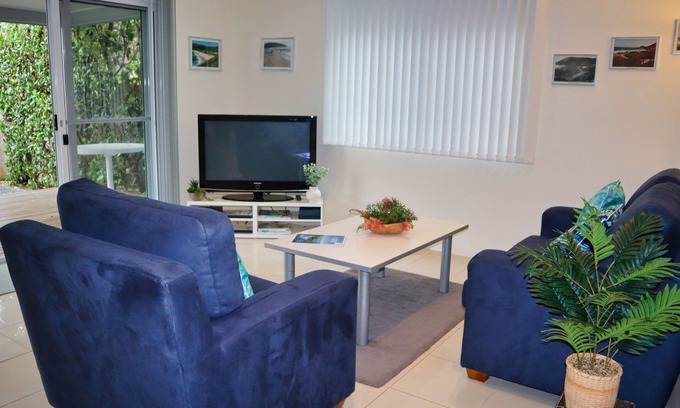 Blueys Beach Apartment | BLUEYS APARTMENT 2 bedrooms *Sleeps 4 * walk to cafes and beach
