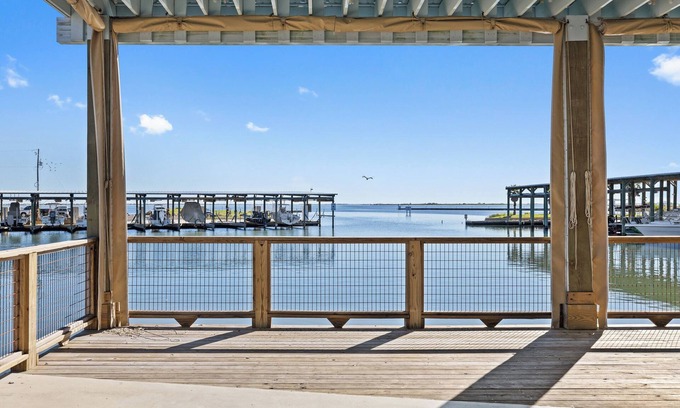 Flour Bluff Hotel | Bluff's Landing Lodge