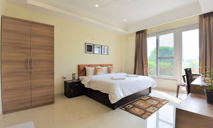 Sushant Lok Apartment | BluO Studio1 Golf Course Road, Gym, Balcony Gardentt