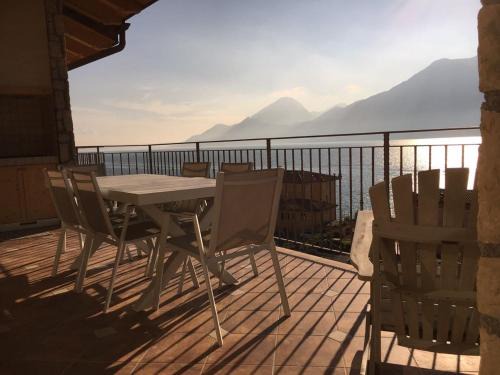 Magugnago Apartment | BMP APARTMENT DELUXE 1 JACUZZI RISCALDATA PRIVATA vista Lago di Garda