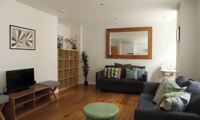 South Bank Apartment | BnBNook - Charming 2BR in Historic City of London