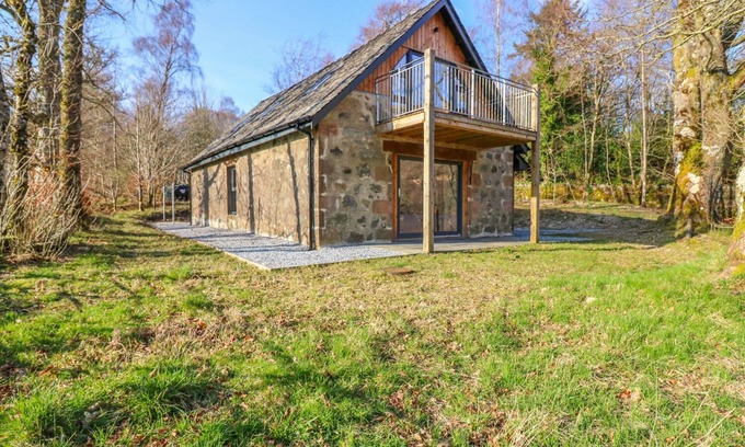 Invergarry Cottage | BOAT HOUSE, romantic, character holiday cottage in Invergarry