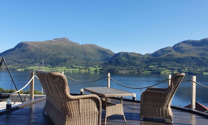 Averoy Apartment | Boat is 2 km from Kvernesfjorden Apartments
