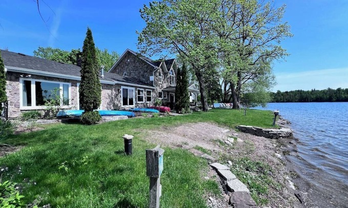 Bobcaygeon Cottage | Bobcaygeon Lakefront Stone Cottage