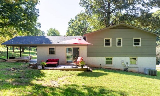 Newton House | Bohemian Retreat |Newly Remodeled with New Hot tub