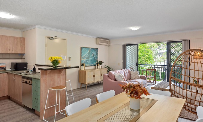 New Farm Apartment | Boho Beauty ~ 2 Bed/2bath/1 Car ~ New Farm