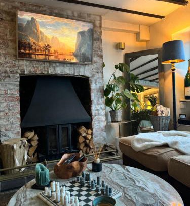 Steeple Aston House | Boho Chic Cottage & Wild Garden nr Soho Farmhouse