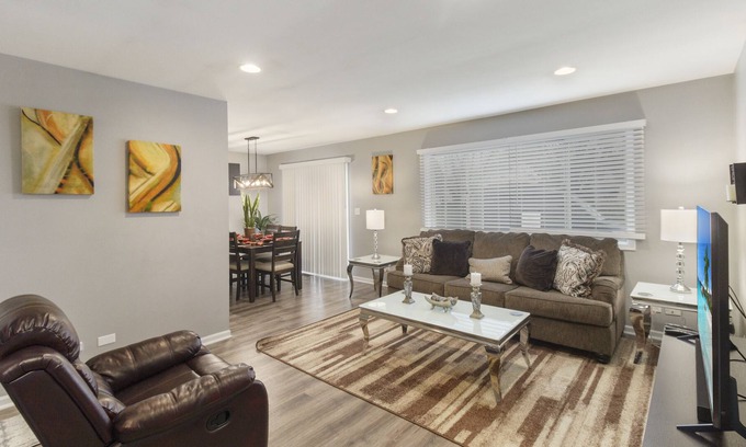 Bolingbrook House | Bolingbrook FHS Rental - Old Stone Rd