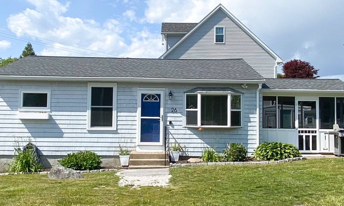 Bonnet Shores House | Bonnet Shores in Narragansett, walk to Kelly Beach & Little Beach