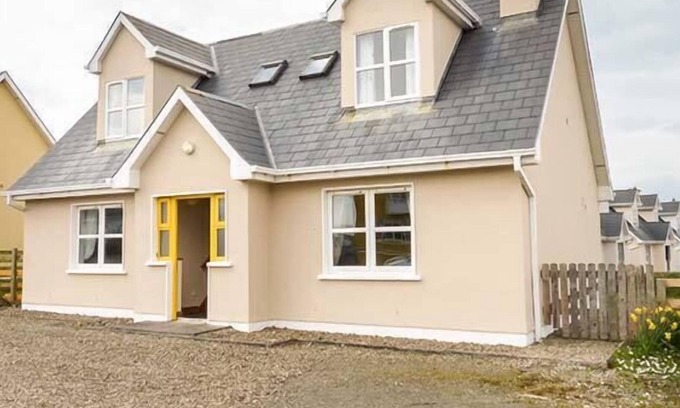 Kilkee Cottage | BONNIE DOON, pet friendly, with open fire in Kilkee, County Clare