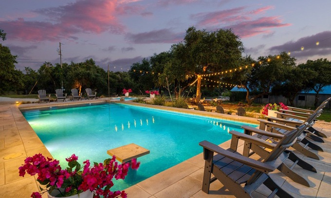 West Oak Hill House | *Book 4, Get 3 Free – Stay 7 Nights, Pay for 4!*