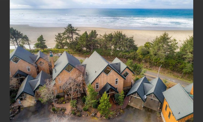 Newport House | BookStayHop - Oceanview-Near Agate Beach with hot tub