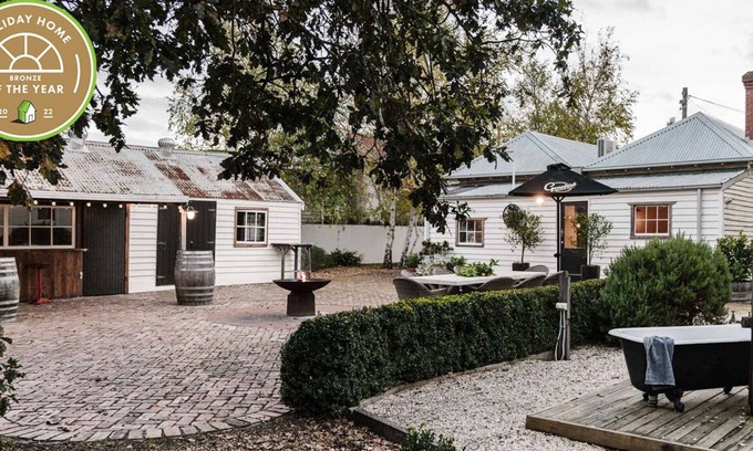 Birregurra House | Bootmakers Cottage : Rear Stables, Bar, Fire Pit & Outdoor Bath
