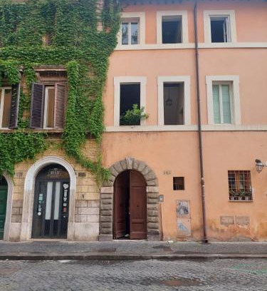 Rione XIV Borgo Apartment | Borgo Pio 182 Vatican Suite