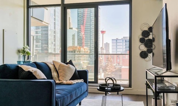 Connaught Apartment | "Botanic Blue"|DT Skyline View |Mins to Saddledome