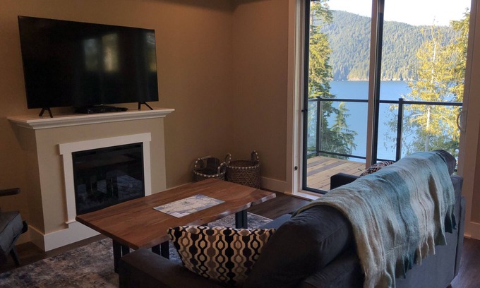 Port Renfrew House | Botany Bay - Oceanfront Luxury Cabin by Eagle Reach