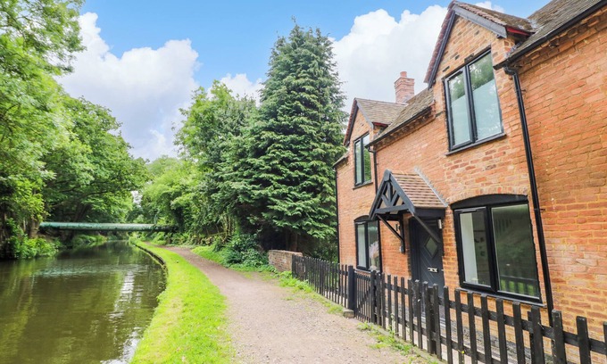 Wolverhampton Cottage | BOTTERHAM HOUSE, pet friendly, with hot tub in Wombourne