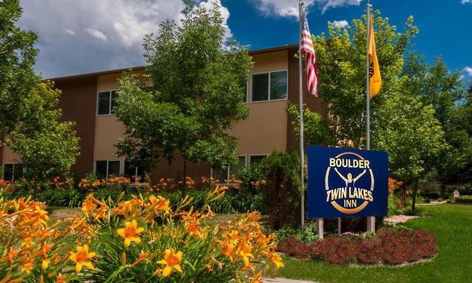 Gunbarrel Hotel | Boulder Twin Lakes Inn
