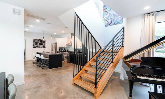 Bouldin House | Bouldin Creek 4BR/3BTH Location x3/Heated Pool/Tesla Charger/Piano/XBox