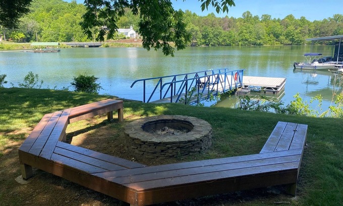 Hiawassee Hotel | Boundary Waters Resort & Marina