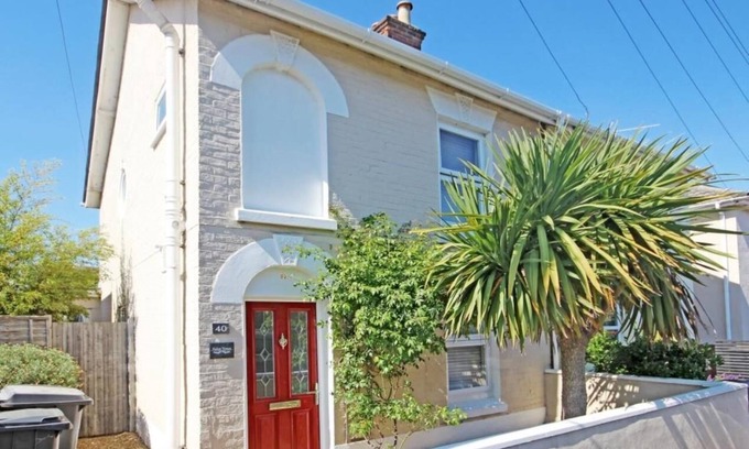 Boscombe House | BOURNECOAST: LOVELY TWO BEDROOM VICTORIAN HOLIDAY HOME - GARDEN - WIFI - HB8500