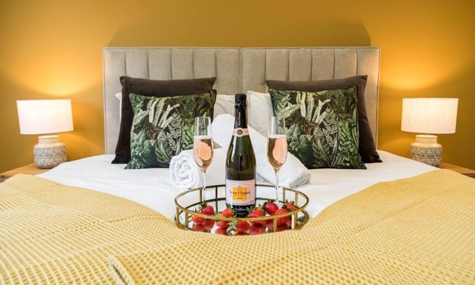 Boscombe Apartment | BOURNECOAST: STYLISH FLAT-BALCONY/SEA GLIMPSES-PARKING-10 MIN WALK TO BEACH-8405
