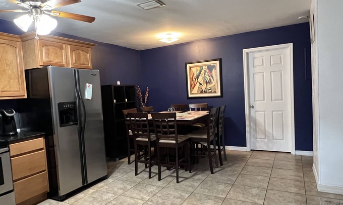 Highland Garden Villa | Boutique 2b/1b 5 Min to the beach, Netflix, W/D, Gated, Walk to restaurants