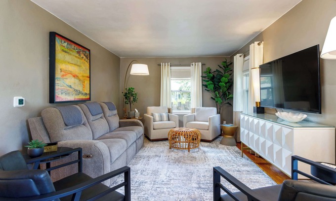 Ames House | ‼️Boutique Crane Haven | Games & Grill